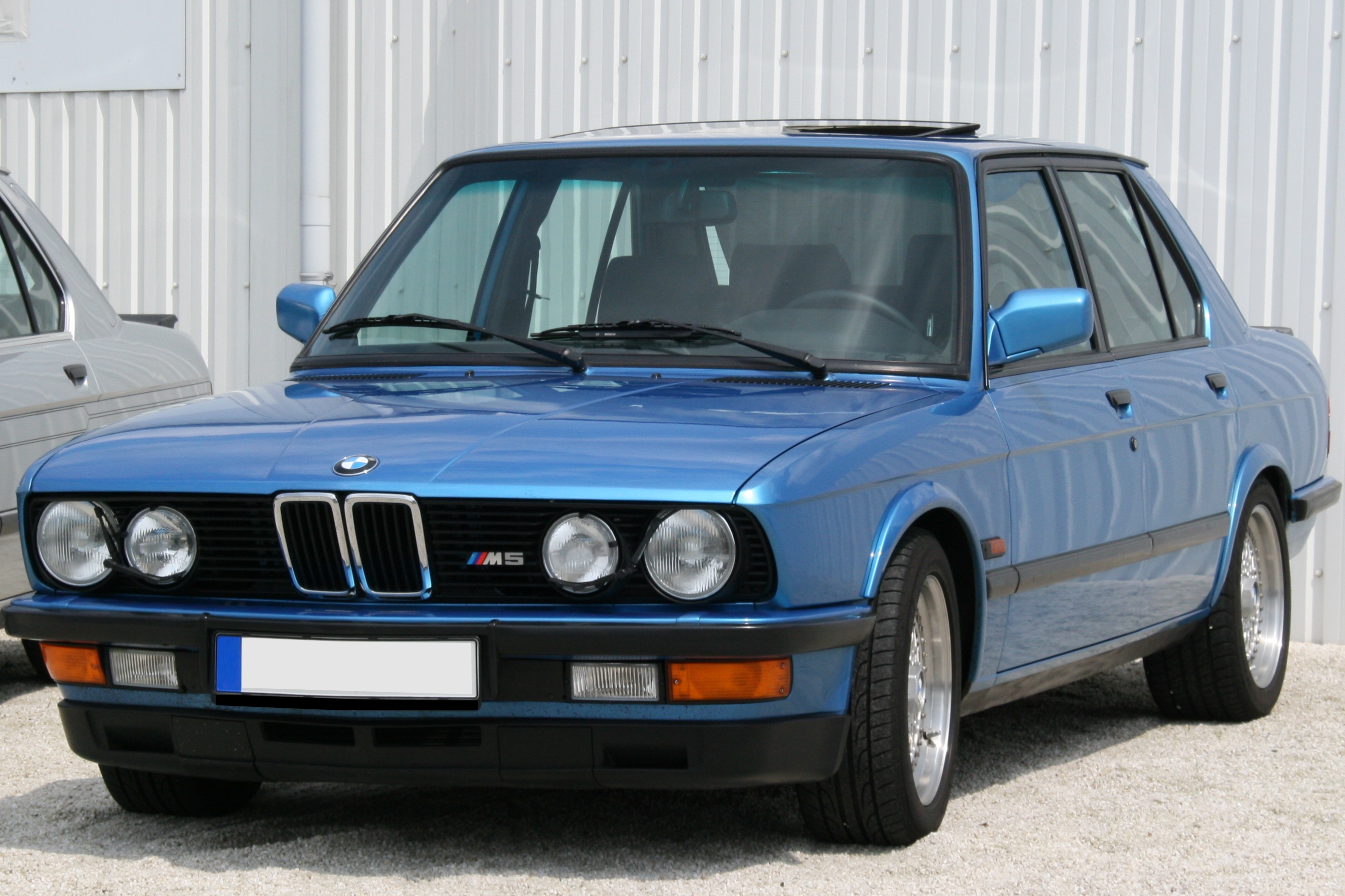BMW_M5_E28_Minervablau